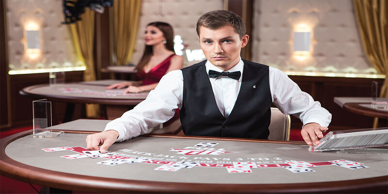 Dealer là thuật ngữ casino để chỉ người điều hành trò chơi và chia bài