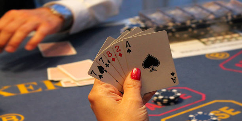 Hand là thuật ngữ casino chỉ tay bài khi bạn tham gia một trò chơi cụ thể