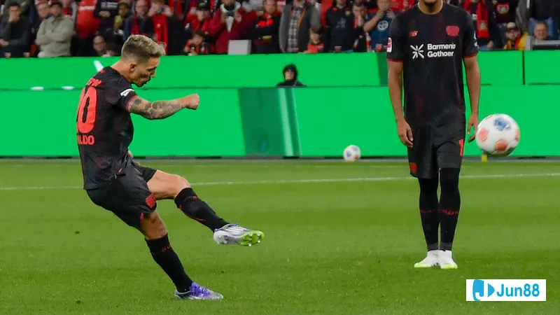 Cầu thủ Bayer Leverkusen tung cú sút mạnh vào khung thành của PSV trong trận đấu Cầu thủ Bayer Leverkusen tung cú sút mạnh vào khung thành của PSV trong trận đấu