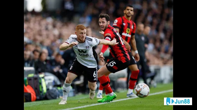 Cầu thủ Bournemouth với sự quyết tâm chinh phục bóng trước sự áp đảo từ cầu thủ Fulham