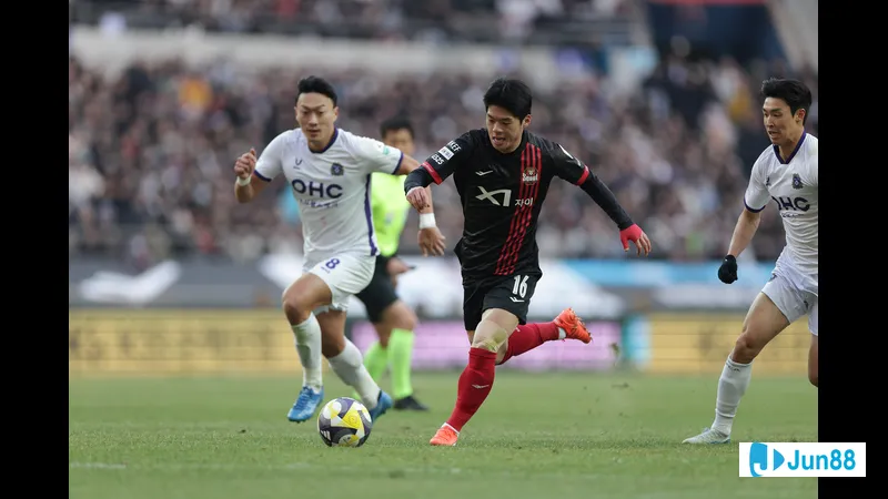 Cầu thủ Gangwon cố gắng điều chỉnh bóng trước sự áp sát gay gắt từ hậu vệ Anyang Cầu thủ Gangwon cố gắng điều chỉnh bóng trước sự áp sát gay gắt từ hậu vệ Anyang