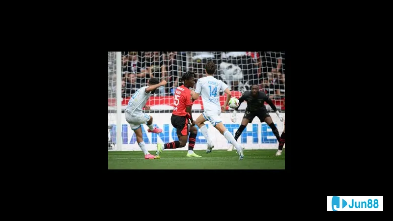 Hai cầu thủ từ Le Havre và Rennes đấu quyết liệt để tranh giành bóng trên sân cỏ
