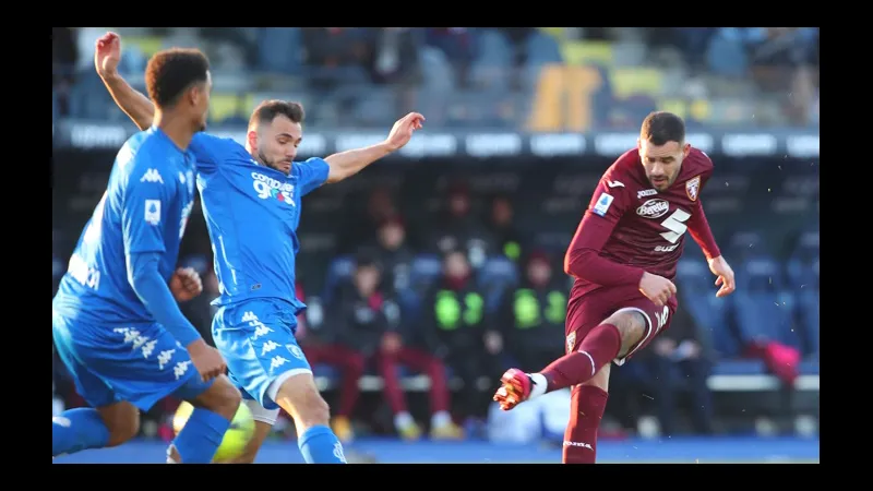 Cầu thủ Torino đối mặt với hàng phòng ngự của Lecce trong trận đấu bóng đá Cầu thủ Torino đối mặt với hàng phòng ngự của Lecce trong trận đấu bóng đá