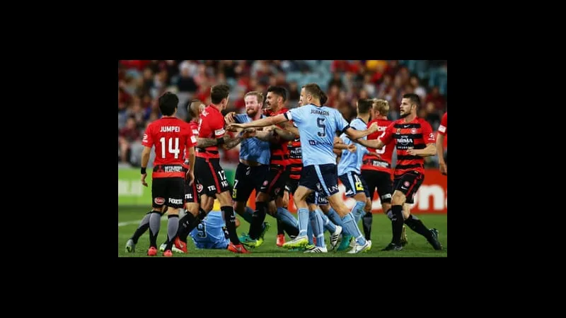 Cầu thủ WS Wanderers vượt qua hậu vệ Sydney FC trong trận đấu bóng đá gay cấn