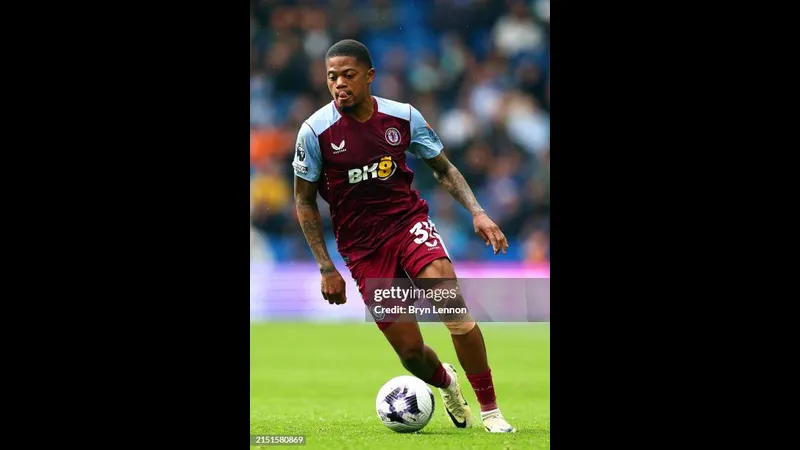Cầu thủ Brighton với áo màu xanh lao vào vùng cấm của Aston Villa trong trận đấu Cầu thủ Brighton với áo màu xanh lao vào vùng cấm của Aston Villa trong trận đấu