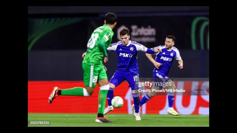 Cầu thủ Dinamo Zagreb vượt qua cầu thủ Real Betis để tìm đường vào vòng cấm đối phương Cầu thủ Dinamo Zagreb vượt qua cầu thủ Real Betis để tìm đường vào vòng cấm đối phương