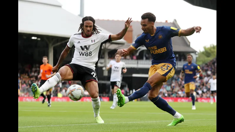 Cầu thủ Newcastle vượt qua phòng ngự của Fulham để tiến tới khung thành đối phương