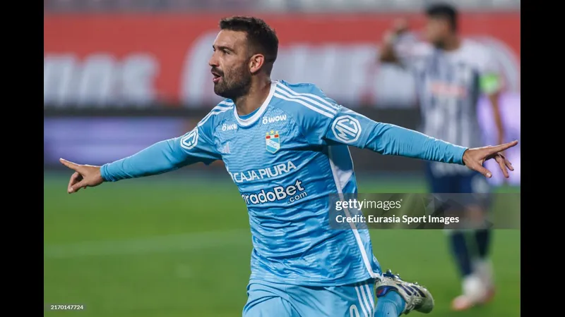 Cầu thủ của Sporting Cristal tạt bóng vào vòng cấm Alianza Lima trong trận đấu gay cấn.