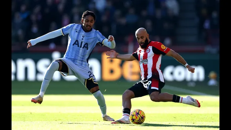 Cầu thủ Tottenham vượt qua cầu thủ Brentford để tiến gần khung thành đối phương