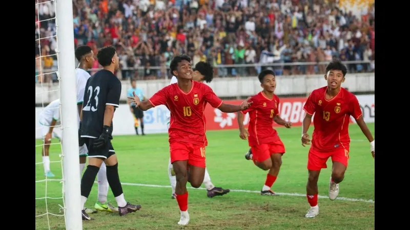 Cầu thủ U17 Nhật Bản đang tìm đường đi vào vòng cấm của U17 Ma Rốc Cầu thủ U17 Nhật Bản đang tìm đường đi vào vòng cấm của U17 Ma Rốc