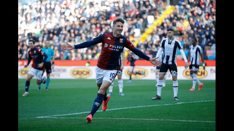Cầu thủ của Udinese vượt qua cầu thủ Genoa trong trận đấu bóng đá