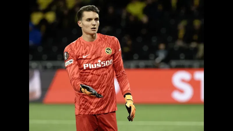 Cầu thủ của Young Boys tung cú sút mạnh vào khung thành của đối thủ Lille Cầu thủ của Young Boys tung cú sút mạnh vào khung thành của đối thủ Lille
