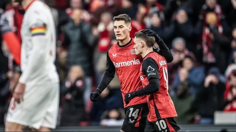 Cầu thủ Heidenheim và Bayer Leverkusen đua tranh bóng trên sân