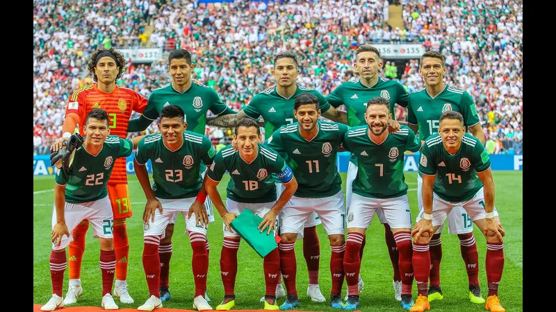 Cầu thủ Mexico và Bồ Đào Nha đang tranh chấp quả bóng Cầu thủ Mexico và Bồ Đào Nha đang tranh chấp quả bóng