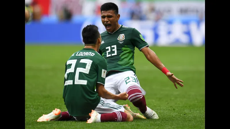 Cầu thủ Mexico và Bồ Đào Nha đang tranh chấp bóng trên sân Cầu thủ Mexico và Bồ Đào Nha đang tranh chấp bóng trên sân