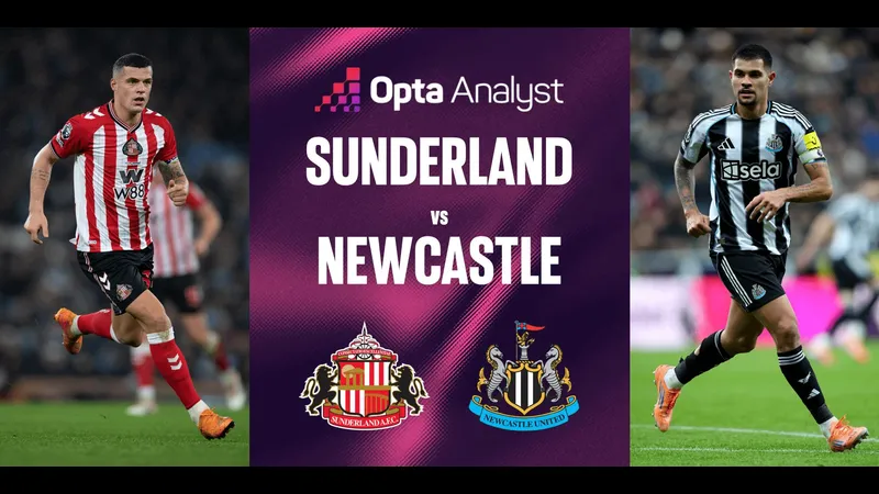 Cầu thủ Newcastle và Sunderland tranh chấp quả bóng trên sân