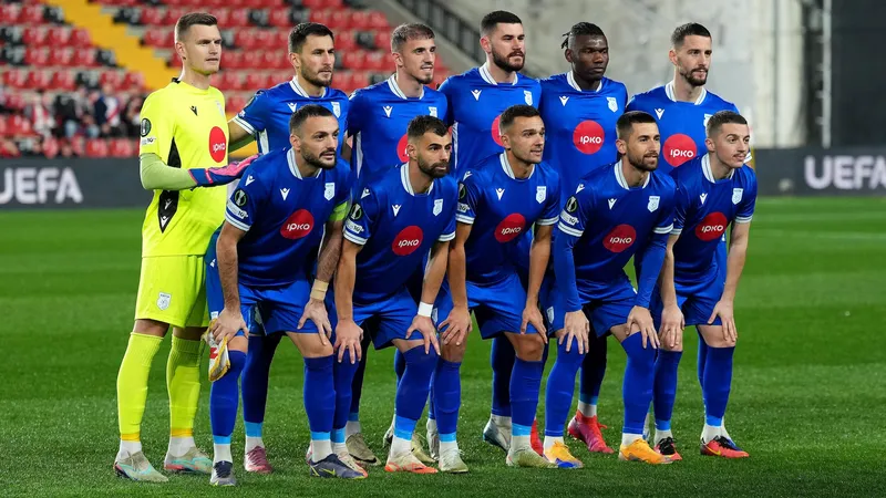 Cầu thủ Drita và Prishtina tranh chấp quả bóng trên sân cỏ
